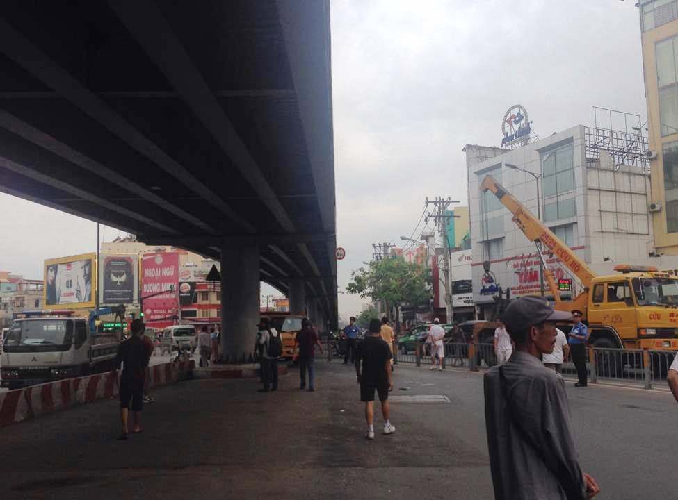 Xe cứu hộ được điều đến hiện trường cẩu xe gặp nạn đi