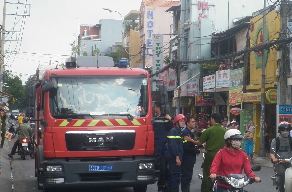 Cháy quán cà phê, khách hốt hoảng tháo chạy - 2 Lực lượng chữa cháy quận 11 được điều đến hiện trường