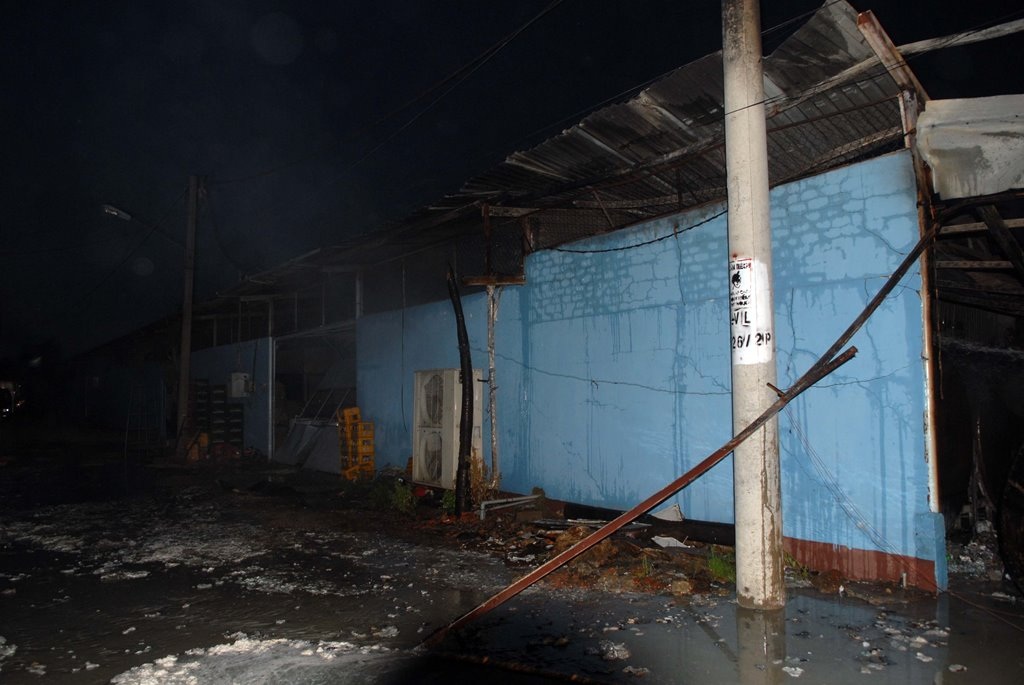 Cháy lớn kho chứa cồn nằm gần chợ - 2 Kho chứa cồn bị cháy rụi