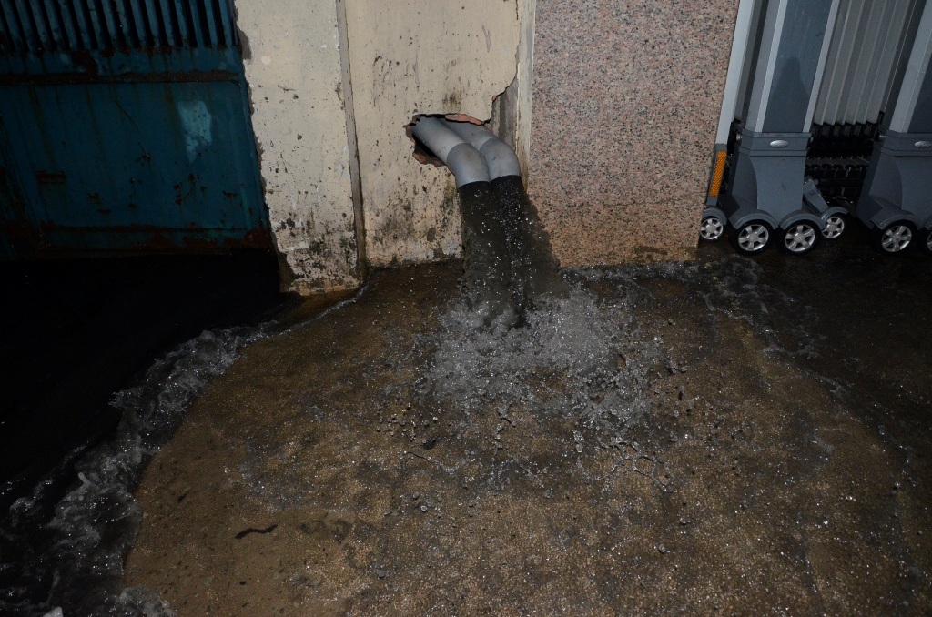 Các công ty dọc đường Kinh Dương Vương phải sử dụng máy bơm để bơm nước ra ngoài.