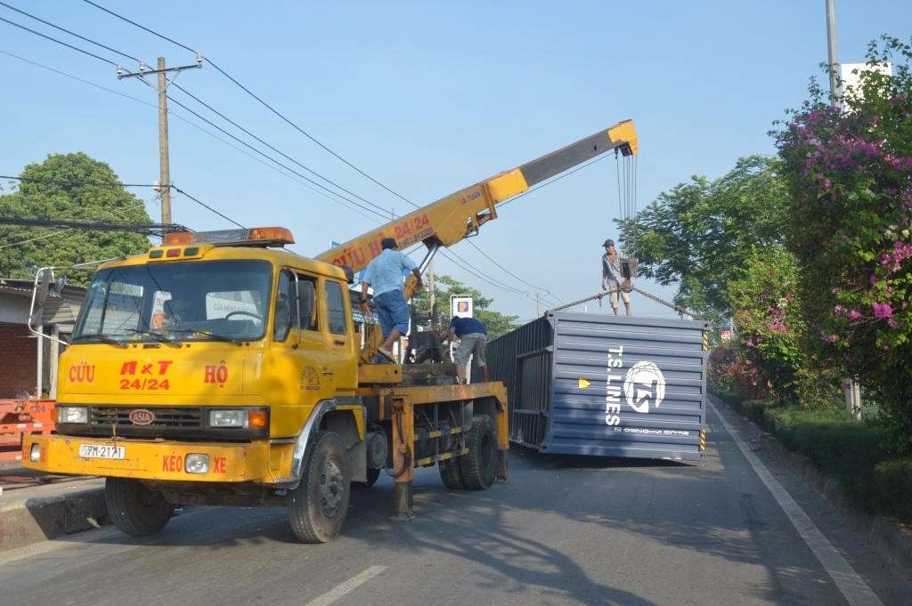 Xe cứu hộ có mặt cẩu thùng hàng đi.