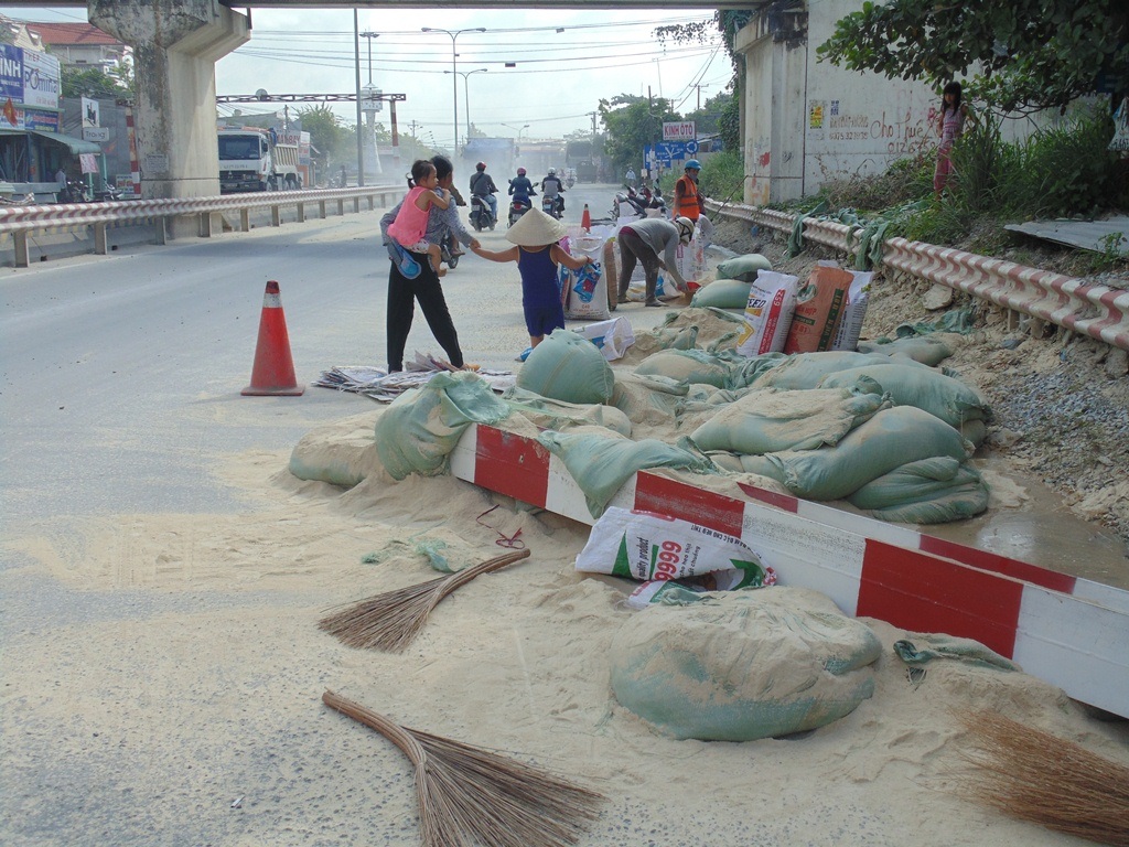 Gác chắn an toàn đường sắt bị đổ sập.