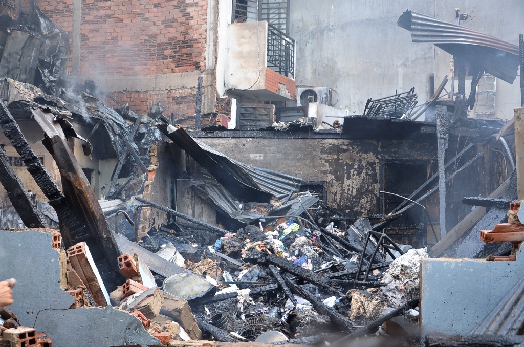 3 căn nhà bị thiêu rụi, đổ sập