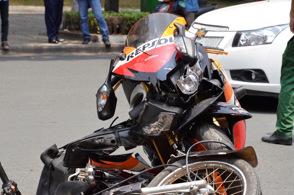 Chiếc mô tô 1.000 phân khối bị hư hỏng phần đầu.