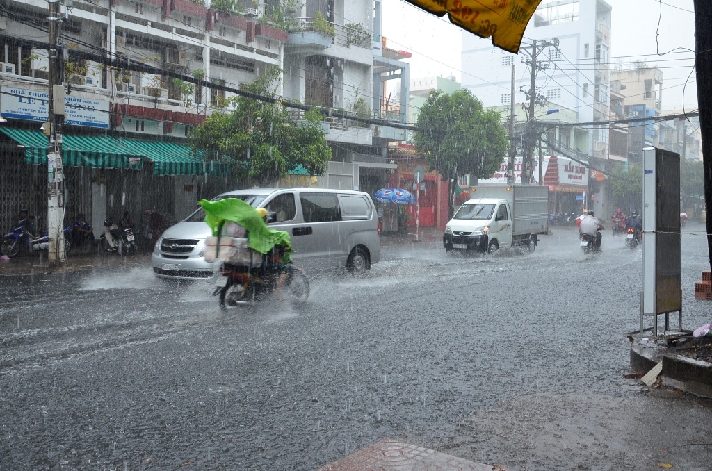 Hàng loạt tuyến đường bị ngập nặng sau mưa