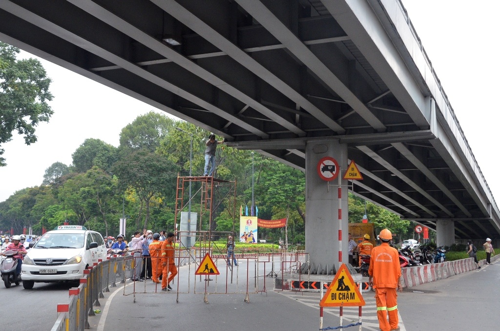 Đơn vị chức năng rào chắn để kiểm tra tình trạng của cầu