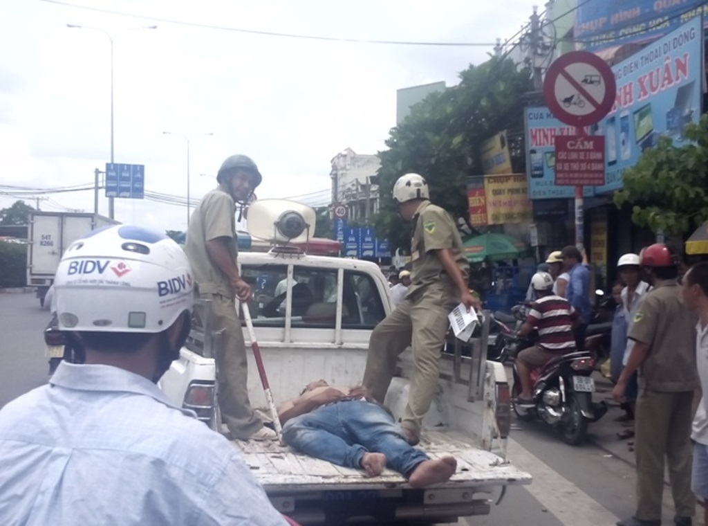 Thanh niên nước ngoài nghi ngáo đá, dọa giết tài xế taxi - 3 Lực lượng chức năng đưa nam thanh niên về trụ sở