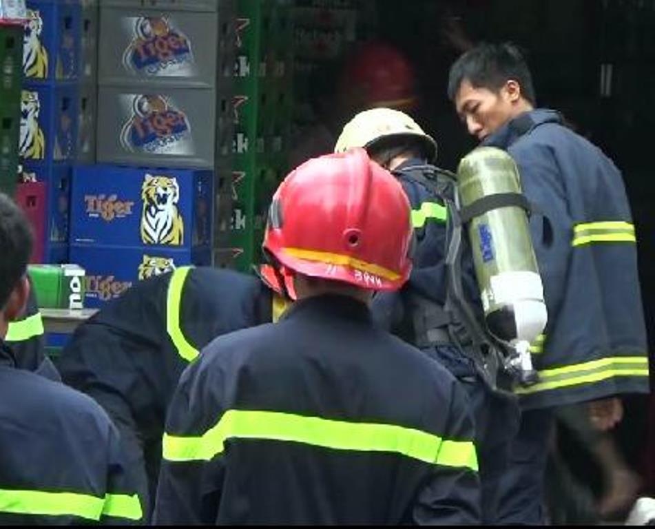 Đeo mặt nạ và bình dưỡng khí để tiếp cận bên trong