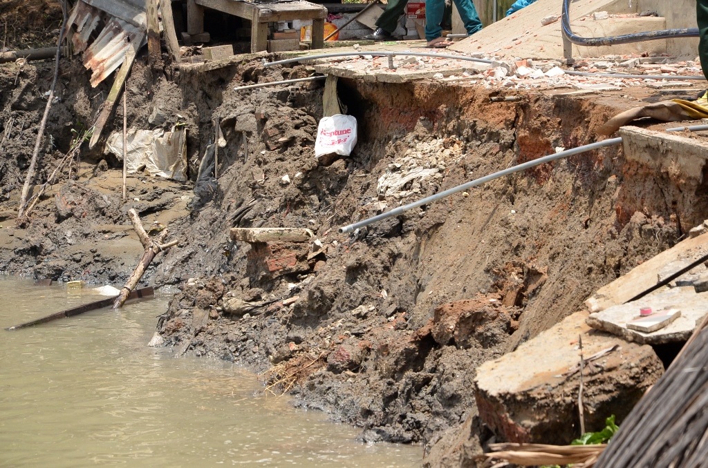 Vị trí sạt lở khoét sâu vào khu dân cư