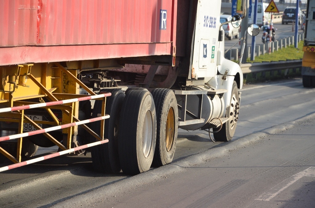Vệt hằn lún nằm trên làn đường dành cho xe container