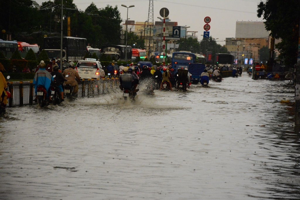 Nhiều khu vực ngập sâu sau mưa lớn