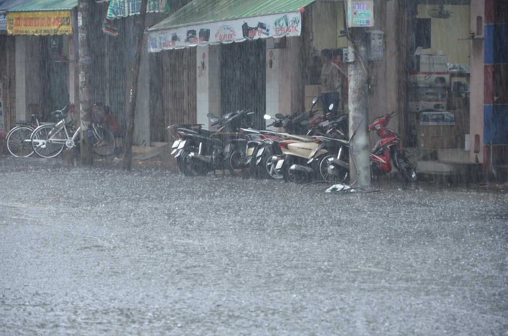 Hàng loạt tuyến đường bị ngập nặng sau mưa