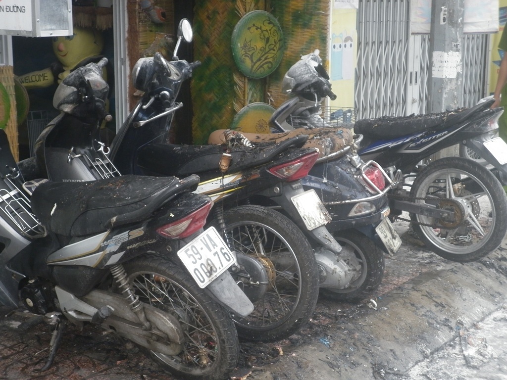 Cháy quán cà phê, khách hốt hoảng tháo chạy - 4 Nhiều xe gắn máy để phía trước quán bị cháy xém, hư hỏng