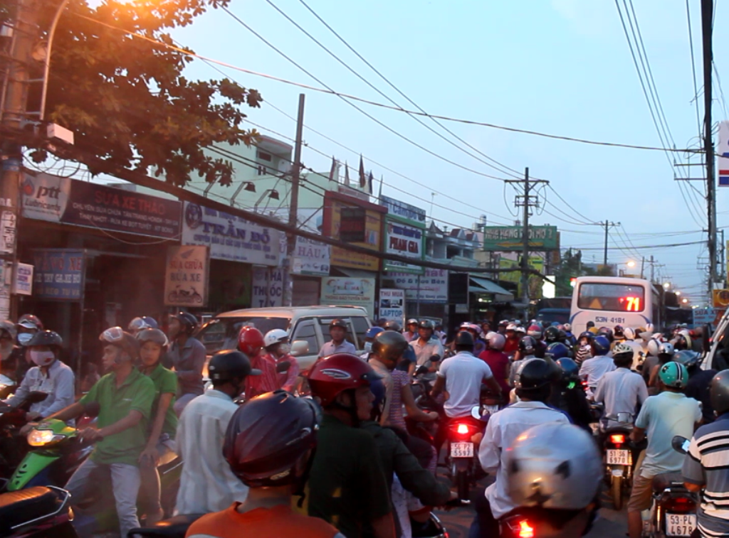 Cháy lớn kho chứa cồn nằm gần chợ - 4 Giao thông qua khu vực ùn ứ kéo dài.