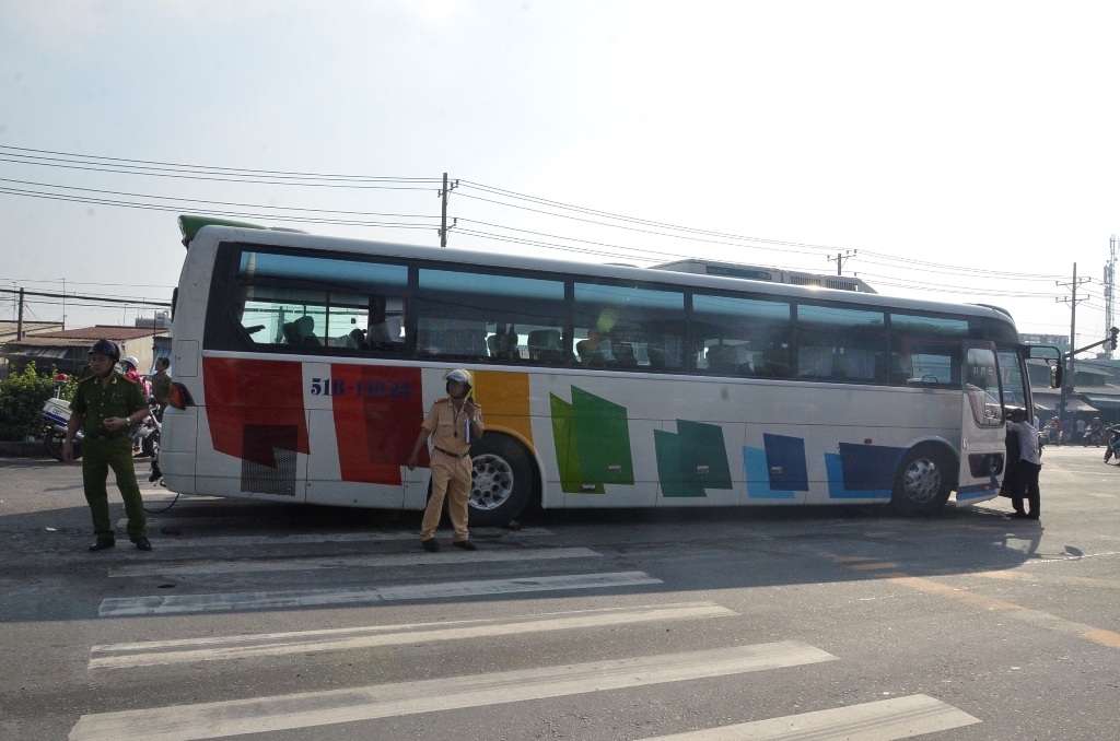 Chiếc xe khách đi cùng đoàn.