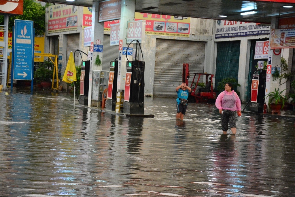 Nhiều khu vực ngập sâu sau mưa lớn