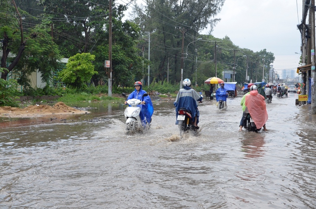 Hàng loạt tuyến đường bị ngập nặng sau mưa