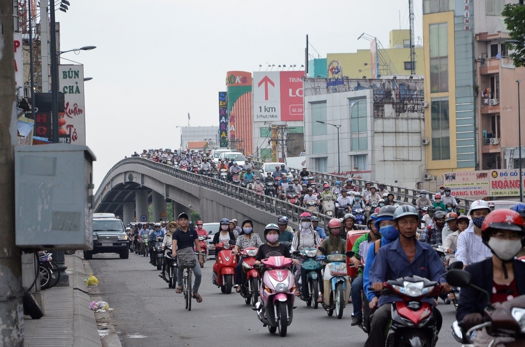 Đến 6h30, lực lượng chức năng đã cho các phương tiện lưu thông qua cầu trở lại.