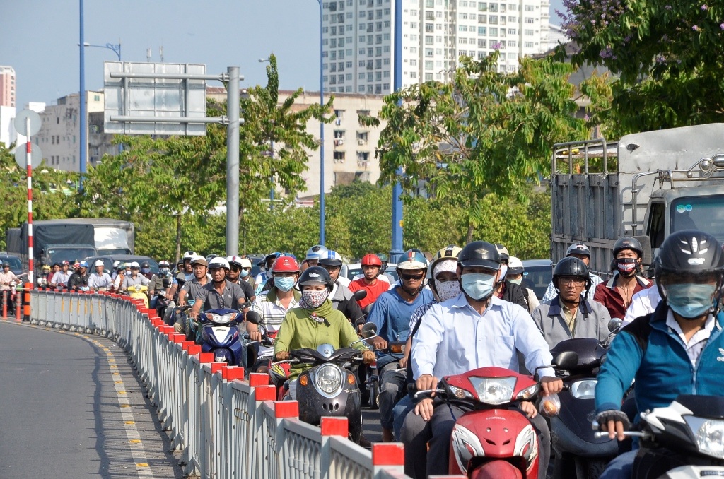 Các phương tiện ùn ứ trên đường.