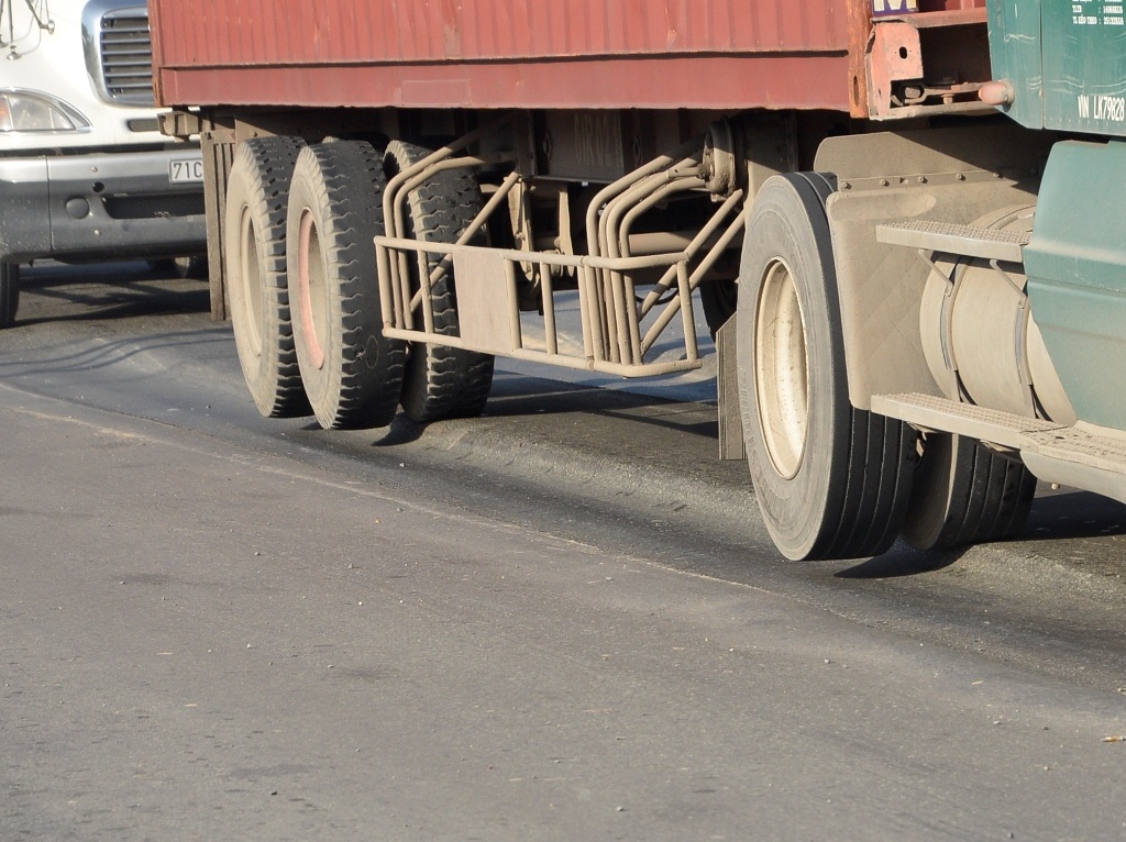 Đi lên sống trâu, bánh xe vênh cao so với mặt đường