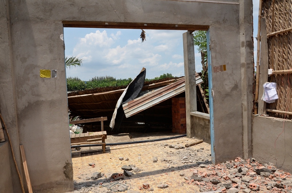 Các đơn vị chức năng đang phụ giúp người dân thu dọn hiện trường