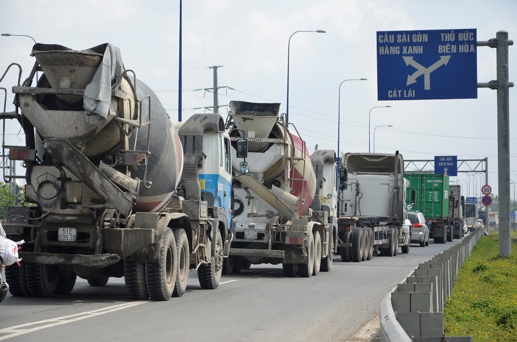 Các phương tiện ùn ứ nhẹ qua khu vực sửa chữa.