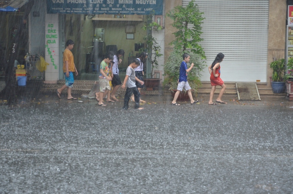 Nhóm em nhỏ thích thú dầm mưa