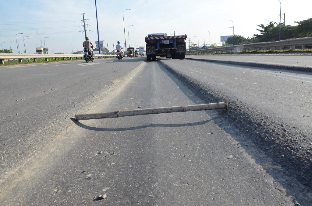 Những vết lún hằn sâu giữa đường