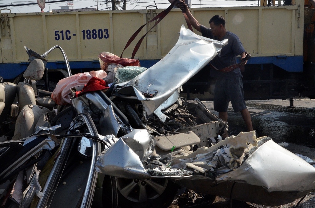 Toàn bộ thân xe con bẹp dúm, nát bét.