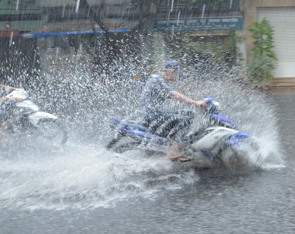 Một số thanh niên chạy xe với tốc độ cao khiến nước bắn lên tung tóe