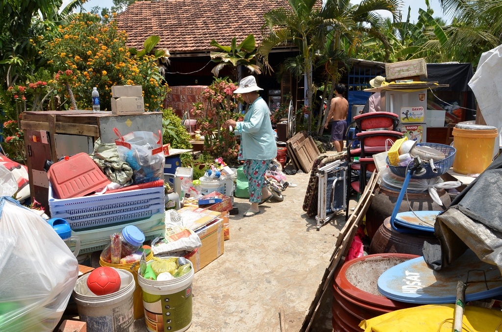 Người dân di chuyển tài sản đến nơi an toàn.