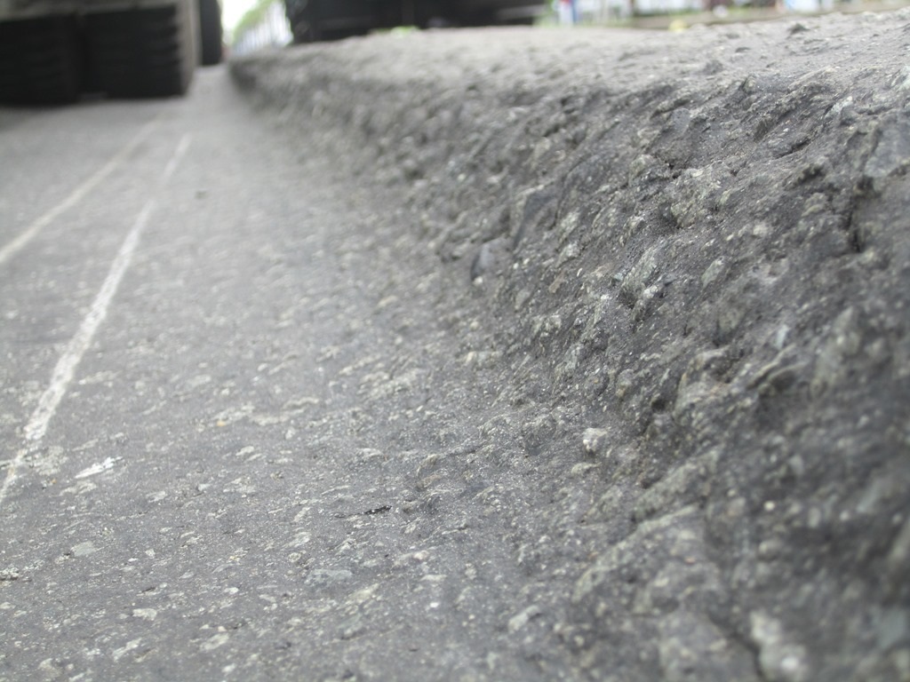 Những vết lún hằn sâu giữa đường