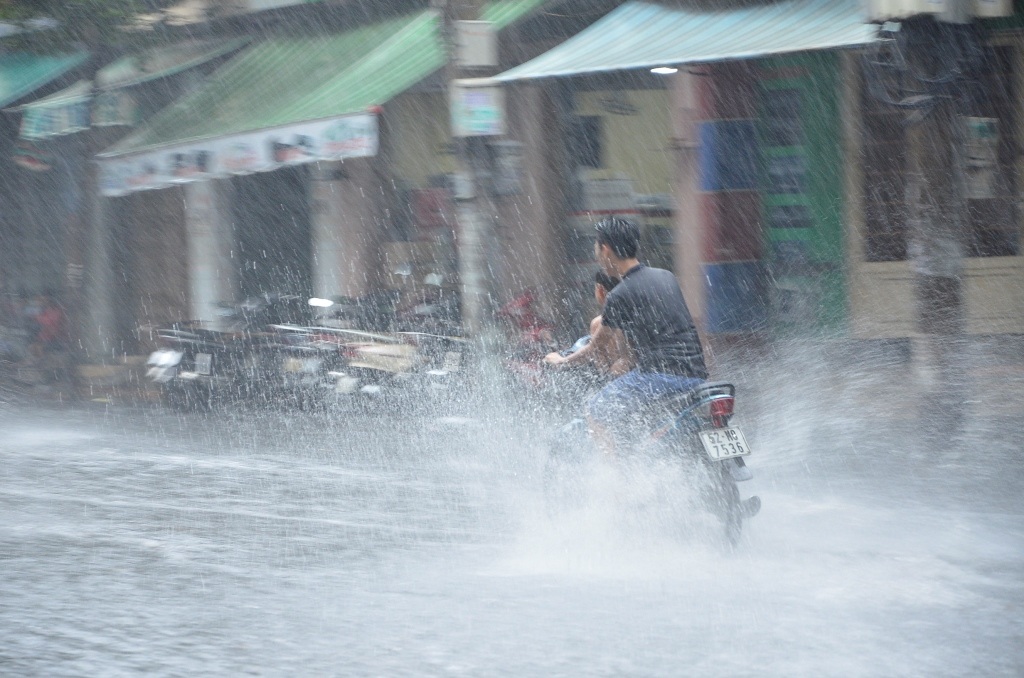 Một số thanh niên chạy xe với tốc độ cao khiến nước bắn lên tung tóe