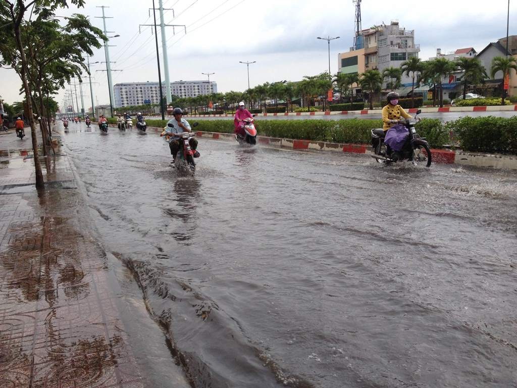 Hàng loạt tuyến đường bị ngập nặng sau mưa