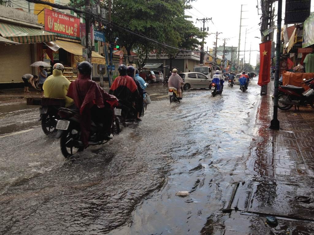 Hàng loạt tuyến đường bị ngập nặng sau mưa