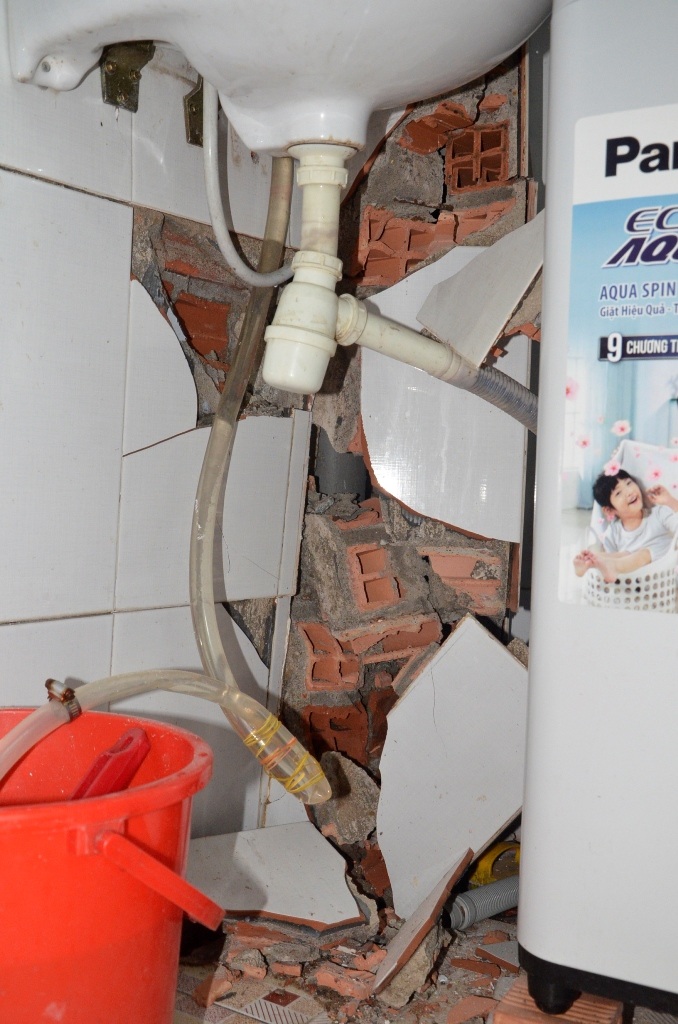 Tường phòng tắm của nhà bà Hiền bị đổ sập.