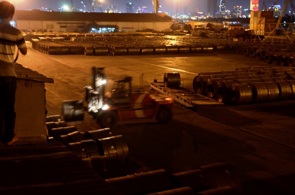 Tường phòng tắm của nhà bà Hiền bị đổ sập.