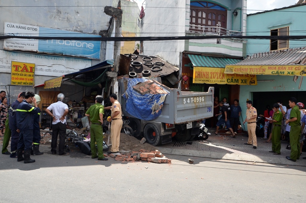 Hiện trường vụ xe ben lao vào nhà dân khiến 2 người chết