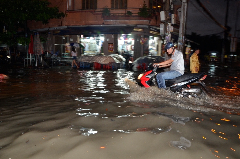 Đường Kinh Dương Vương ngập đến nửa xe máy