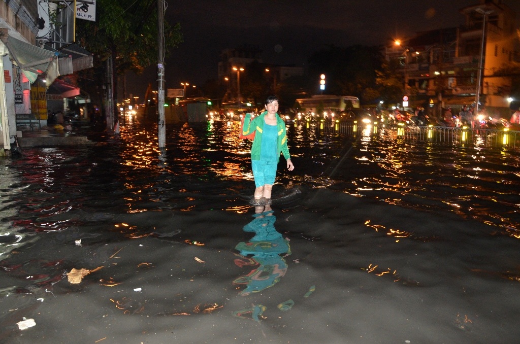 Đường Kinh Dương Vương ngập đến nửa xe máy