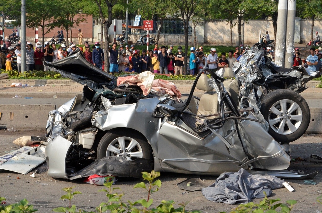 Cả 5 người ngồi trên ô tô đều tử vong sau cú tông kinh hoàng