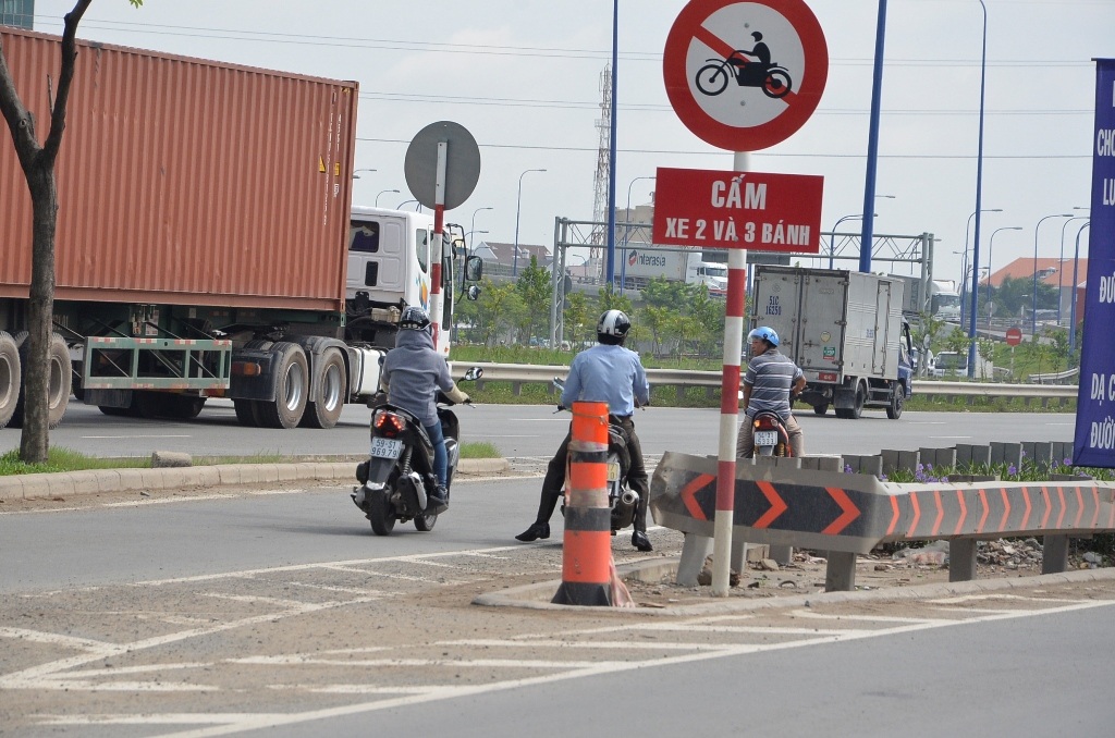 Quy chuẩn biển báo mới - Quy định đặt biển chỉ dẫn lối đi khi đặt biển cấm