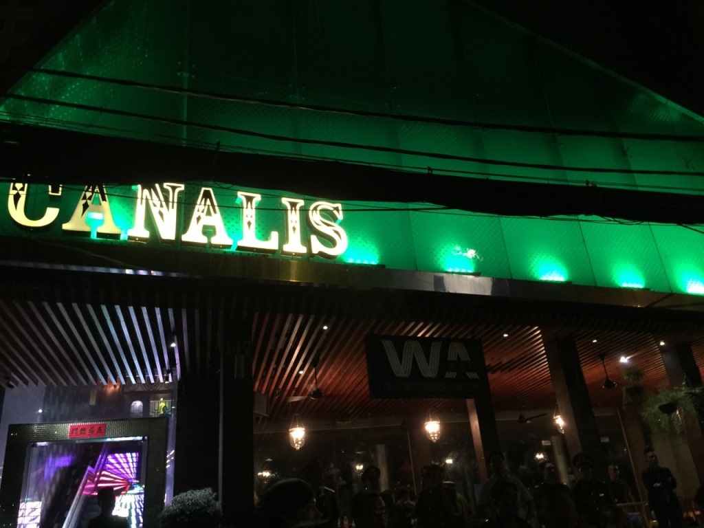 Gần 250 khách chơi nhốn nháo khi cảnh sát ập vào kiểm tra quán bar - 1 Quán bar Canalis bị công an đột kích.