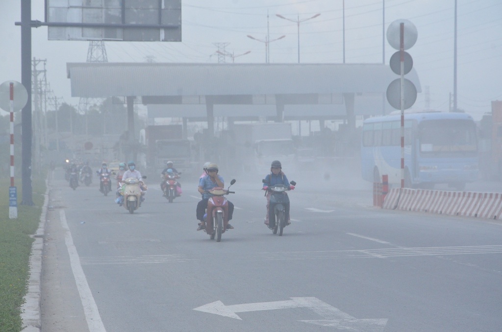 Cảnh bụi bặm, ô nhiễm ngay trên tuyến đường cửa ngõ TPHCM
