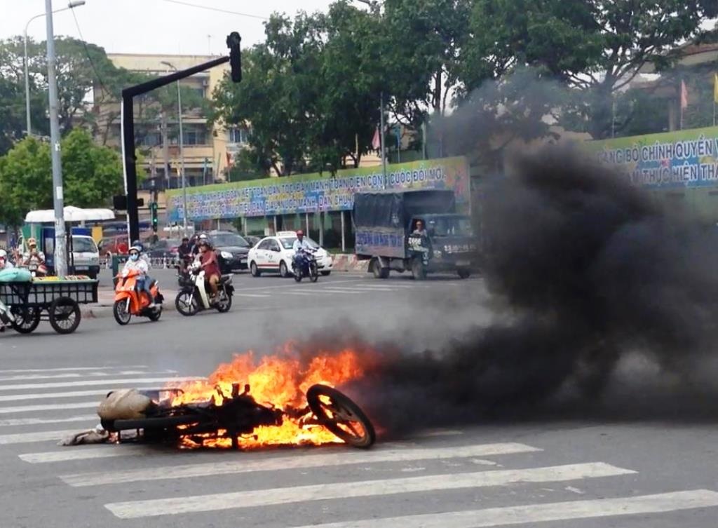 Ngọn lửa bao trùm chiếc xe gắn máy