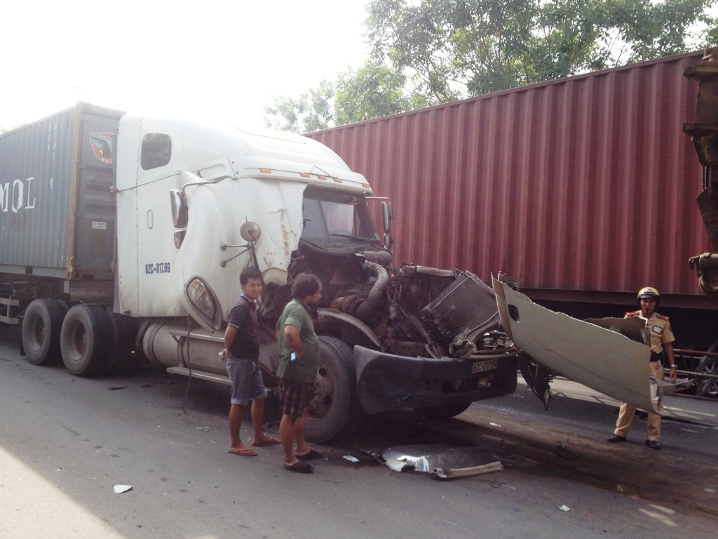 Hiện trường vụ tai nạn dây chuyền giữa 3 xe