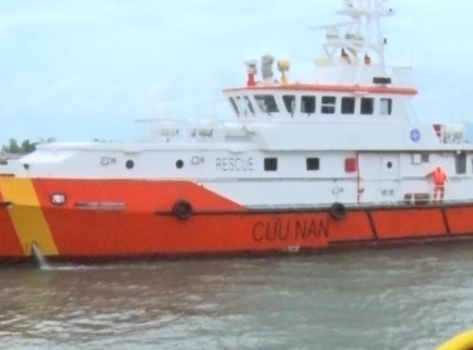 Tàu SAR 413 của Trung tâm tìm kiếm cứu nạn hàng hải khu vực III cập bến chuyển nạn nhân lên bờ