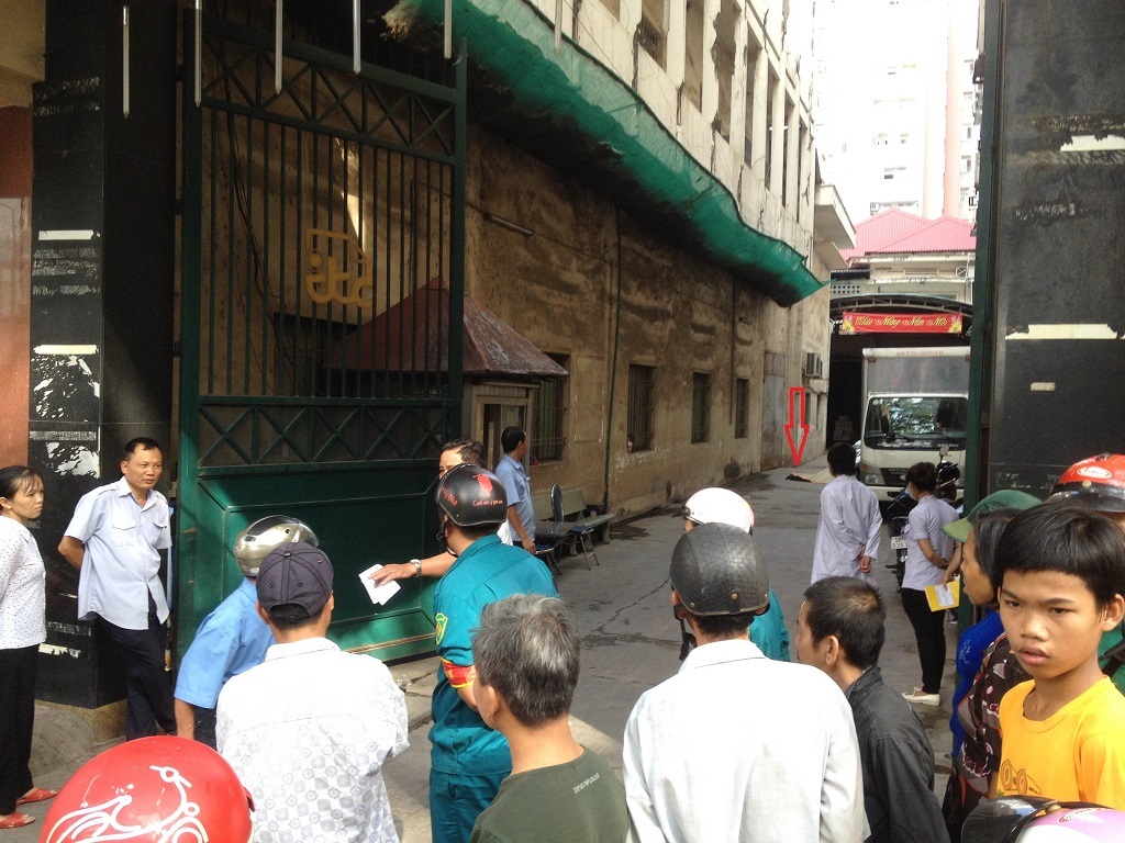 Hiện trường thanh niên rơi xuống đất tử vong