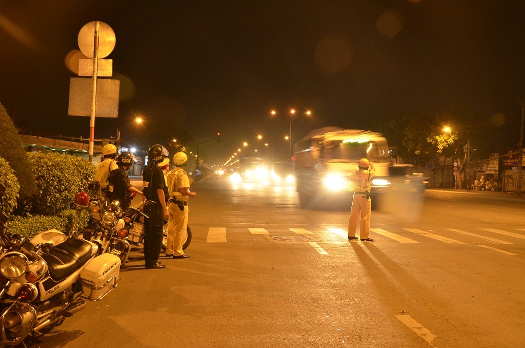 Cảnh sát giao thông ra hiệu lệnh dừng chiếc xe ben vi phạm