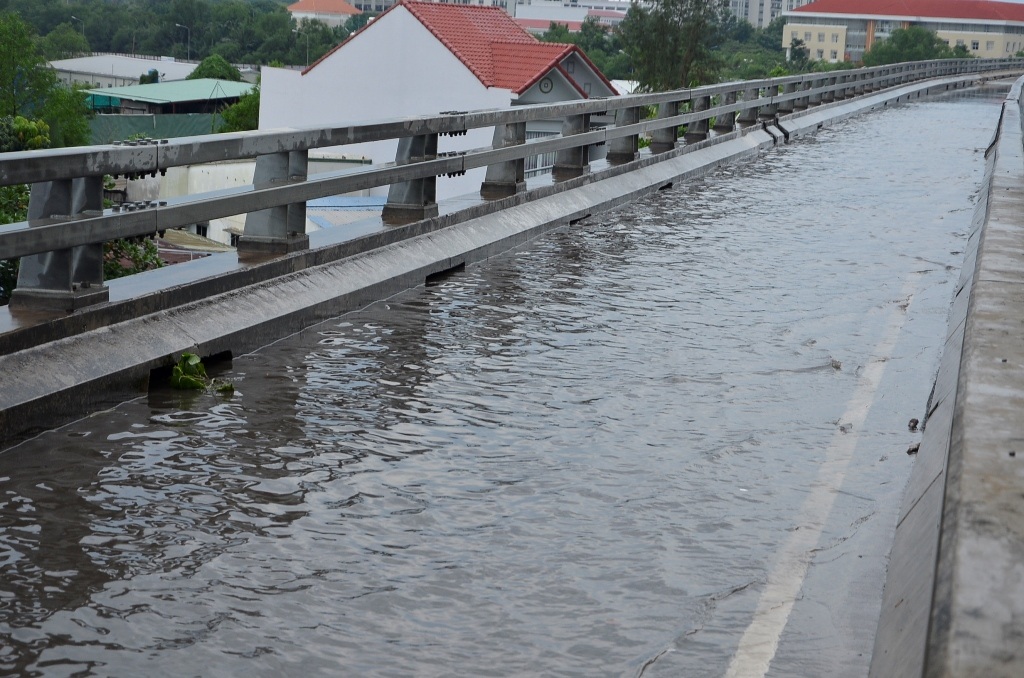 Cảnh ngập nước chưa từng thấy ngay trên cầu Phú Mỹ